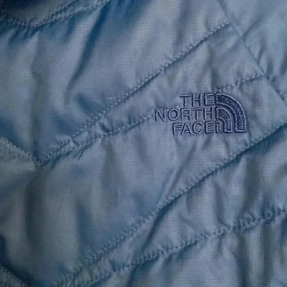The North Face women’s blue flash dry hooded vest size medium like new - Picture 8 of 9